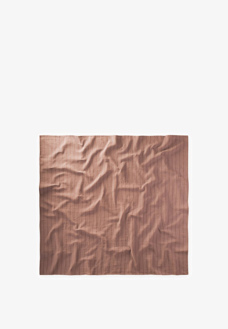 Gekreukt, zacht doek in gematigd roze met dunne verticale strepen. Lichtgewicht textuur, rechthoekige vorm en subtiele glans.
