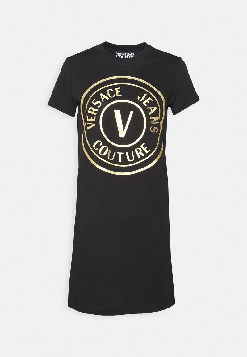 Zwarte jurk met korte mouwen, ronde hals en groot rond gouden "Versace Jeans Couture"-logo gecentreerd aan de voorkant.