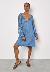 Apricot Farkkumekko - blue