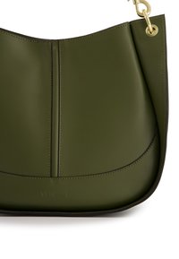 Olijfgroene leren tas met een gladde textuur, gebogen vorm en een hardwareaccent in goudkleur op een kettingband. "VENEZIA" logo geperst.