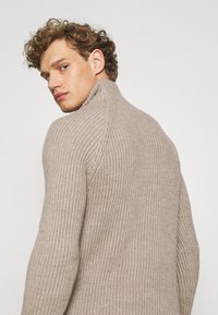 DRYKORN ARVID - Camisola - braun
