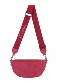 Bolso de ante sintético rojo con una forma curva, cierre de cremallera y correa de tela ajustable que presenta la palabra "fritzi" en letras de color rosa claro.