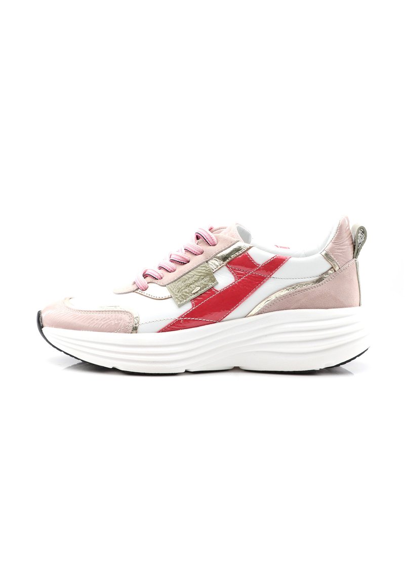 Sneaker con una base in pelle bianca, dettagli in suede rosa e accenti rossi, rifiniture dorate, lacci rotondi e una suola bianca spessa con scanalature.
