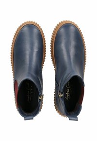 Námořnické modré kožené kotníkové boty s kulatou špičkou, texturovanou gumovou podrážkou a bočním zipem. Uvnitř boty jsou červené akcenty.