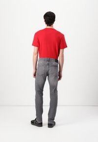 Tommy Jeans AUSTIN SLIM - Vaqueros tapered - denim grey