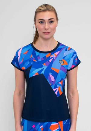 Korte mouw sporttop met een geometrisch patroon in blauw, roze en oranje, met een ronde hals en een gestructureerde stofafwerking.