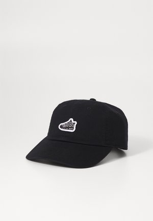 Boné de algodão preto com uma aba curva, apresentando um logótipo de sneaker bordado em branco rotulado "AIR" na parte da frente.