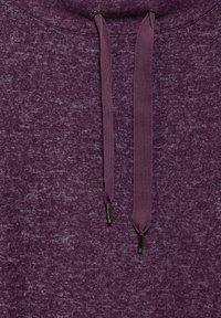 Pullover-Hoodie aus strukturiertem, dunkelviolettem Stoff mit passendem Kordelzug und metallischen Enden. Verfügt über ein klassisches Kapuzen-Design ohne sichtbare Logos.