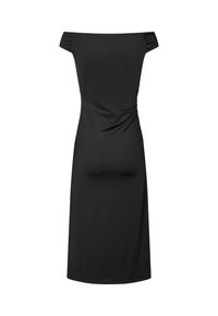 Sort off-shoulder kjole laget av glatt stoff. Har et formet design med rynkedetalj på siden og en kne-lengde cut.