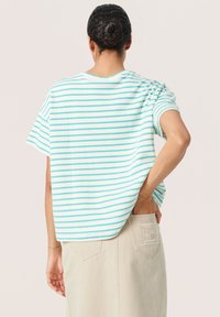 Kortärmad randig t-shirt i vitt och turkos, med en lös passform. Baksidan har en rundad halsringning och avslappnad silhuett.