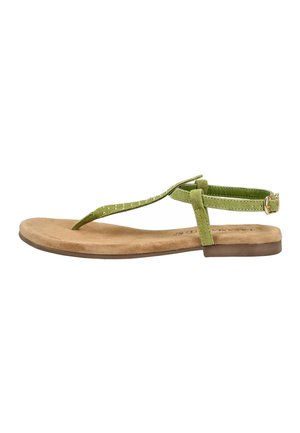 Sandalo basso con cinturini in suede verde, borchie decorative sulla fascia tra le dita, suola imbottita beige e chiusura con fibbia alla caviglia.