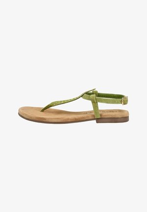 Sandalia plana con tiras de ante verde, tachuelas decorativas en la tira entre los dedos, suela acolchada beige y cierre de hebilla en el tobillo.
