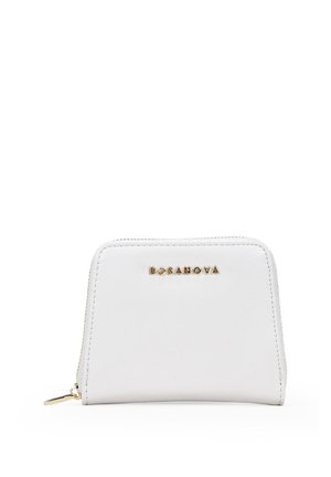 Cartera blanca con cremallera y herrajes dorados, con una textura suave y forma rectangular. Logo "BOSANOVA" visible en la parte frontal.