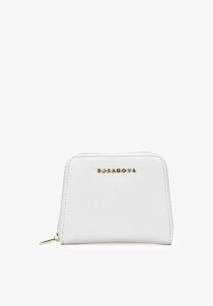 Cartera blanca con cremallera y herrajes dorados, con una textura suave y forma rectangular. Logo "BOSANOVA" visible en la parte frontal.