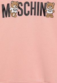 Rosa Sweatshirt mit dem Aufdruck "MOSCHINO" in Schwarz, versehen mit zwei Cartoon-Teddybären in weißen Hemden. Weicher Stoff, normale Passform.