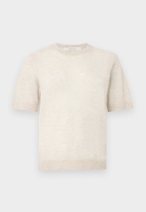 Rövid ujjú bézs kötött pulóver kerek nyakkivágással, bordázott mandzsettákkal és szegéllyel, egyszerű világosszürke háttéren bemutatva.