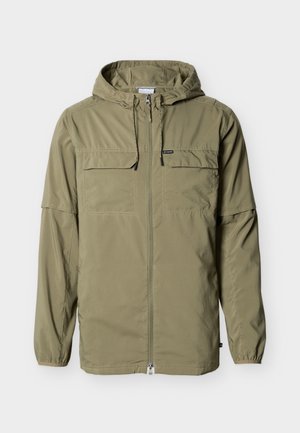 Ľahká zelená bunda, predný zips, nastaviteľná kapucňa, dve náprsné vrecká, elastické manžety, hladká textúra, minimalistický dizajn.