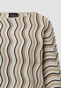 Sweter dzianinowy z falistymi pionowymi paskami w beżu, bieli i ciemnobrązowym, z okrągłym dekoltem i metką S. Oliver Black Label.