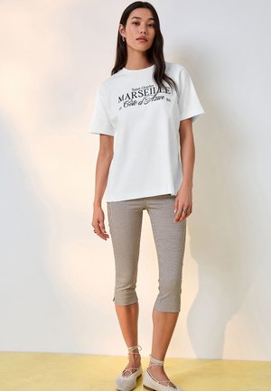Next, REGULAR FIT - SHORT SLEEVE CREW NECK T-SHIRT . - Print T-shirt - white embroidered graphic
