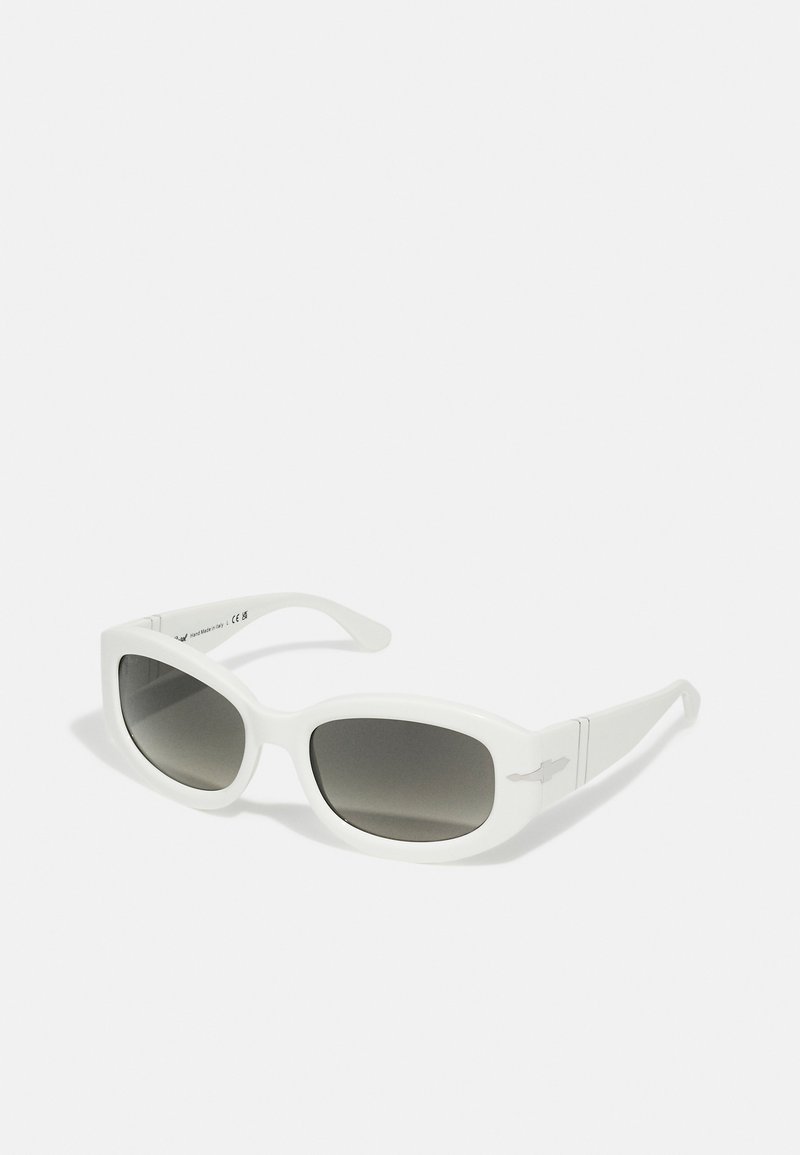Occhiali da sole rettangolari bianchi con lenti grigie scure sfumate. Montatura in plastica liscia, con un logo discreto sui templi laterali.