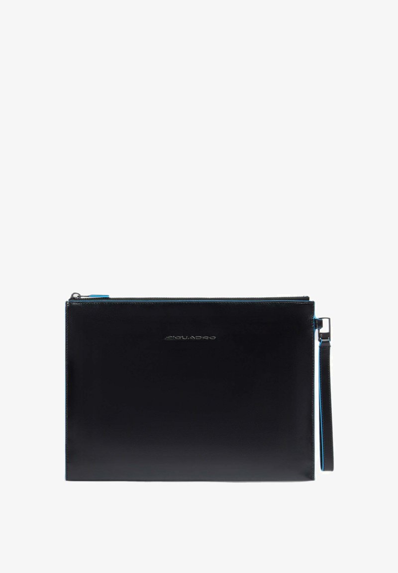 Clutch de cuero negro con textura suave, logo plateado, detalle de cremallera azul y correa para la muñeca desmontable. Forma rectangular, diseño minimalista.