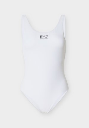 Weißer Badeanzug mit breiten Trägern und EA7 Emporio Armani Logo mittig auf der Brust.