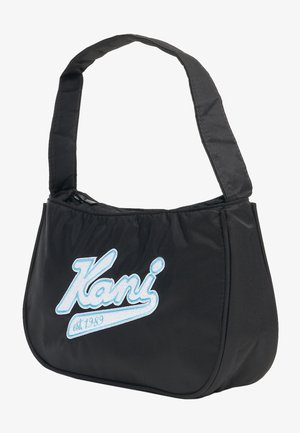 Lille sort skuldertaske med bred rem og lys blå "Kani est. 1989" logobroderi foran, lynlåslukning øverst og buede bundkanter.