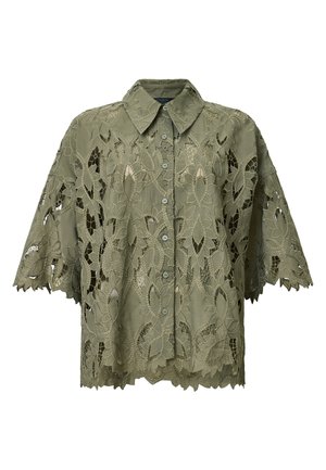 Olivi vihreä pitsipusero kukkakuviolla, lyhyet hihat ja kauluskaita. Varustettu nappikiinnityksellä ja aaltoilevalla helmall.