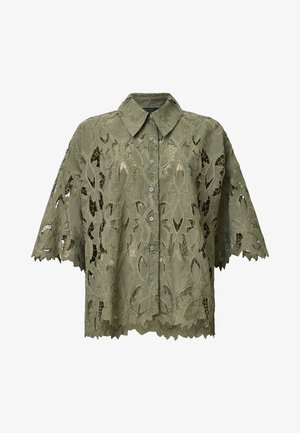 Olivi vihreä pitsipusero kukkakuviolla, lyhyet hihat ja kauluskaita. Varustettu nappikiinnityksellä ja aaltoilevalla helmall.