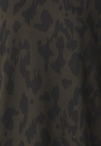 Tessuto a maglia stampato con un design a macchie leopardate nei toni del verde scuro e del nero, caratterizzato da una texture morbida. Non sono visibili elementi hardware o dettagli distintivi.