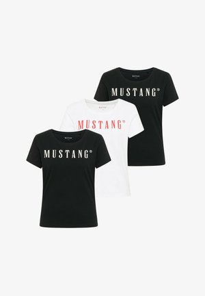Trzy koszulki z krótkim rękawem i okrągłym dekoltem, dwie czarne i jedna biała, każda z dużym napisem „MUSTANG” na piersi.
