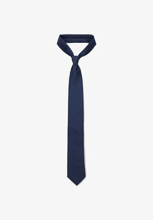 Granatowy krawat z delikatnym teksturowanym wzorem, zawiązany klasycznym węzłem, przedstawiony na jednolitym białym tle.