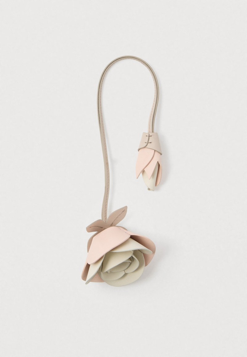 Bőrből készült virág kiegészítő rózsaszín és krémszínű, rétegezett szirmokkal és világosbarna pánttal; levehető kisebb virágommal, hasonló színösszeállítással.