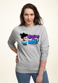 Felpa grigia con un design da cartone animato che raffigura un personaggio su uno skateboard, con il testo "Skatin’ into Work!" in viola e blu.