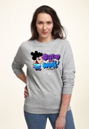 Felpa grigia con un design da cartone animato che raffigura un personaggio su uno skateboard, con il testo "Skatin’ into Work!" in viola e blu.