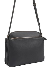 Zwarte leren schoudertas met een verstelbare strap, twee ritscompartimenten en een gestructureerde afwerking.