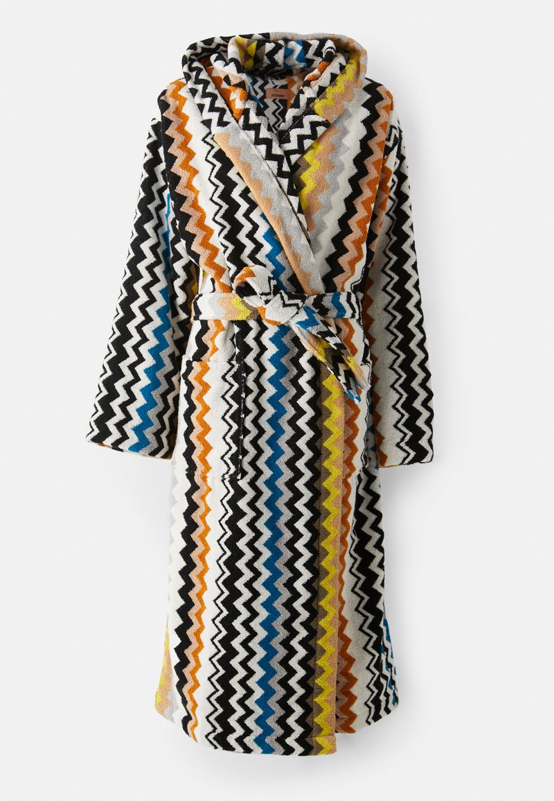 roupão colorido com um padrão em ziguezague em preto, branco, laranja, azul e amarelo. Feito de material macio, com cinto de laço e bolsos.