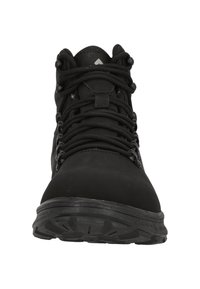 Mustat vaelluskengät, joissa on korkea kaulus, teksturoitu päällinen, vahvistetut nauhakujat ja kestävä pohja, joka on suunniteltu pitoa varten.