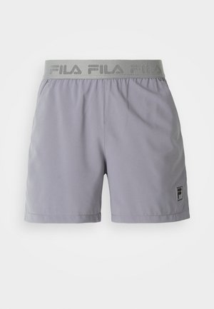Svetlošedé športové šortky vyrobené z hladkej tkaniny, s elastickým pásom a nápisom "FILA" a malou logom nášivkou na boku.