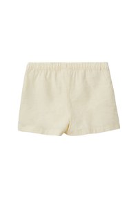 Shorts en lin de couleur jaune pâle avec une taille élastique, présentant une coupe décontractée et des détails de couture minimalistes.