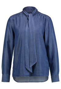 Blaue Bluse mit langen Ärmeln, hohem Kragen und angebundenem Vorderbindedetail, aus weichem, leichtem Stoff gefertigt.