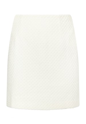 Witte textuur mini-jurk met een geometrisch patroon, rechte snit en schone lijnen. Het materiaal lijkt lichtgewicht en gestructureerd.