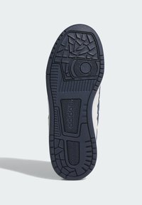 Podošva obuvi z texturovaného gumového materiálu v námornícke modrej farbe, s geometrickým vzorom a drážkami pre trakciu.