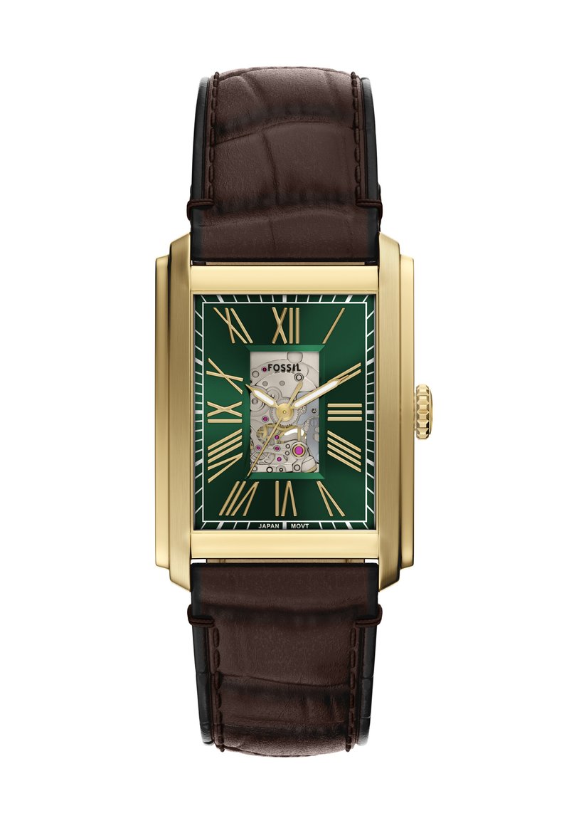 Rechthoekig Fossil-horloge met een groene wijzerplaat, gouden Romeinse cijfers en een transparante bewegingsweergave. Bruine leren band met een gestructureerd patroon.