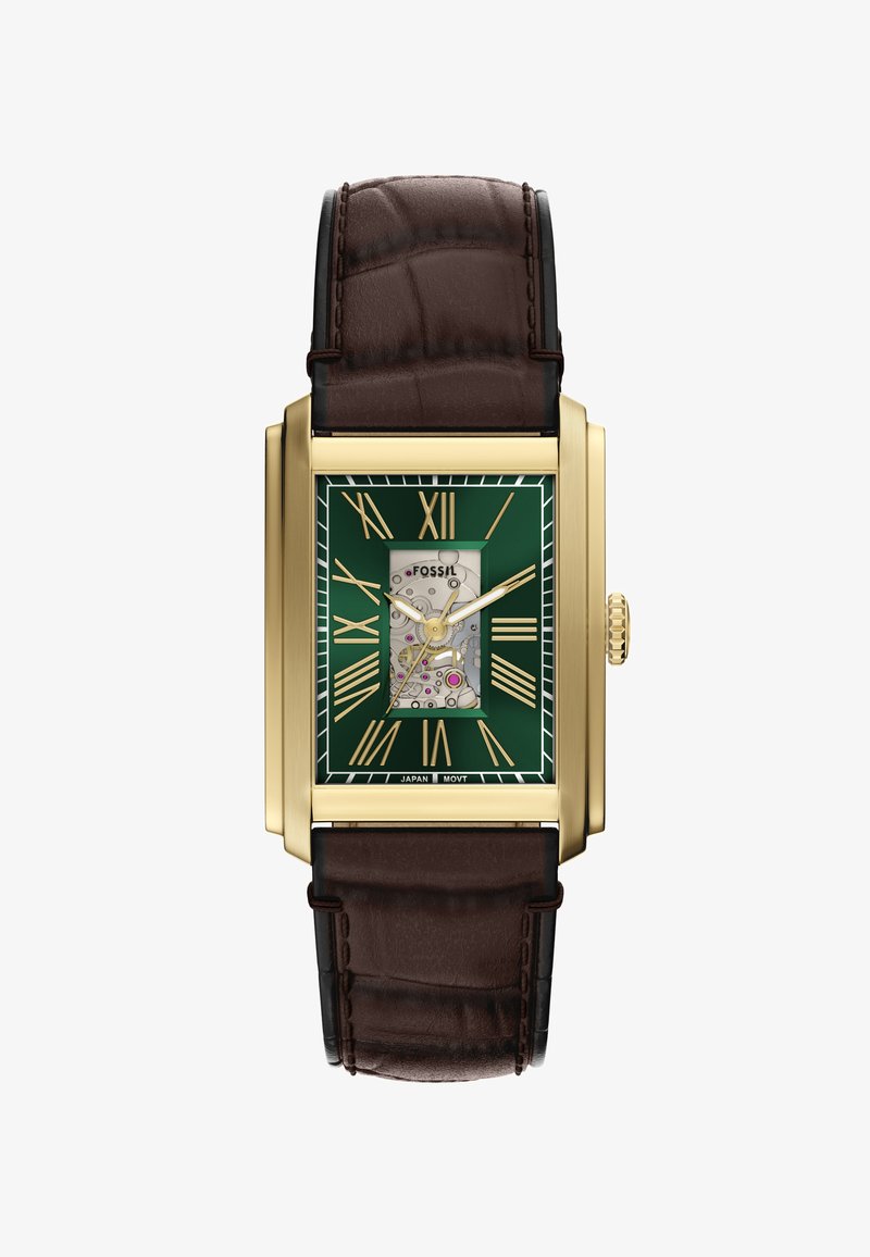 Rechthoekig Fossil-horloge met een groene wijzerplaat, gouden Romeinse cijfers en een transparante bewegingsweergave. Bruine leren band met een gestructureerd patroon.