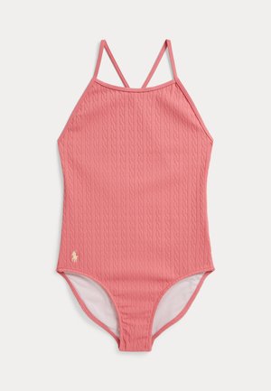 Lyserød badedragt med tekstureret vertikalt kabelstrikket mønster, tynde dobbelte skulderstropper og lille broderet logo nederst på venstre side.