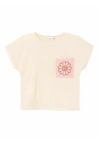 Lichtbeige katoenen t-shirt met korte mouwen, voorzien van een roze badstof zakje met een rode contour van een bloem.