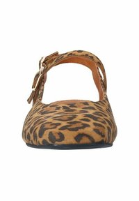 Leopardenmuster Ballerina aus Wildleder mit runder Zehenpartie und Knöchelriemen, der eine Metallbuckle hat. Überwiegend in Braun- und Schwarztönen.