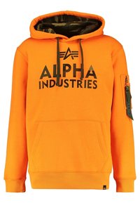 Felpa arancione in misto cotone, con cappuccio foderato in camouflage, tasca a marsupio e grande logo nero "ALPHA INDUSTRIES" sul davanti.