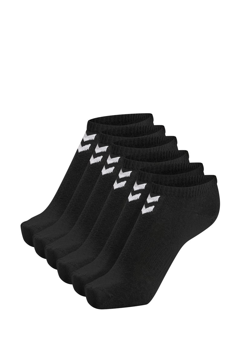 Schwarze Knöchelsocken im Sechserpack, mit geripptem Bündchen, glatter Textur und weißem Chevron-Muster an der Seite. Geeignet für den Freizeit- oder Sportgebrauch.